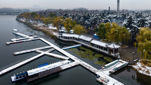 雪后的長春南湖公園船臺景觀