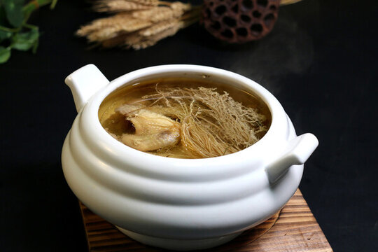 養(yǎng)肝草燉老雞湯