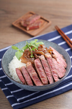 日式肥牛牛丼飯