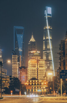 上海虹口區(qū)道路與陸家嘴建筑夜景