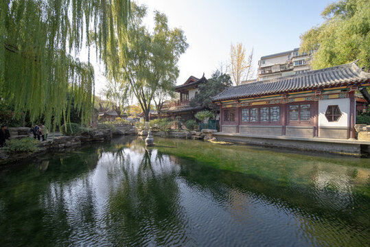 濟(jì)南趵突泉公園秋景如畫