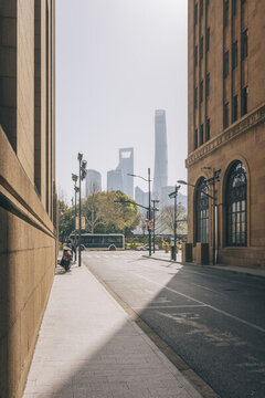 上海滇池路街景與陸家嘴摩天大樓
