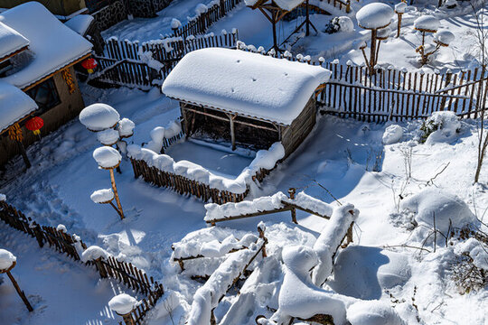 中國(guó)雪鄉(xiāng)雪后的房屋與庭院景觀