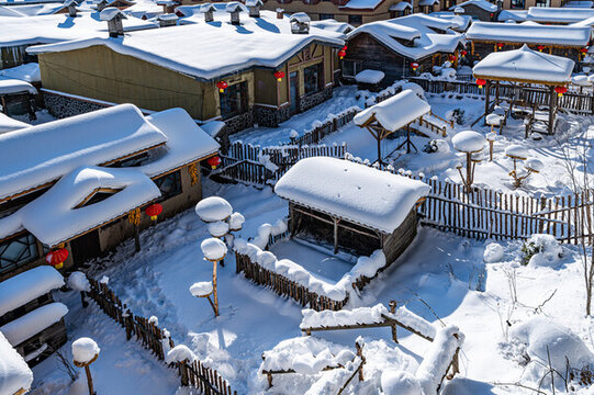 中國雪鄉(xiāng)雪后的房屋與庭院景觀