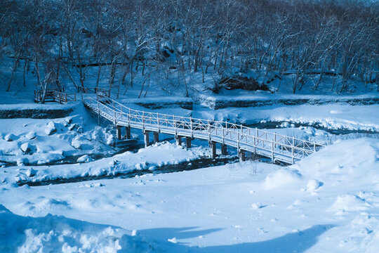 落雪的木橋