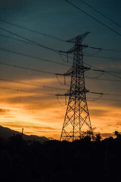 夕陽下的電力塔