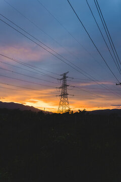 夕陽下的電力塔