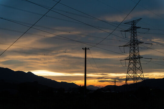 夕陽(yáng)下的電力塔