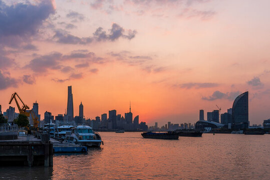 夕陽下的上海黃浦江