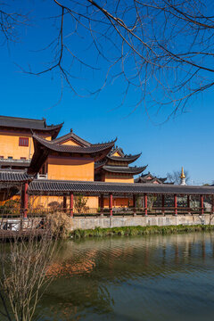 河邊的寺廟仿古建筑