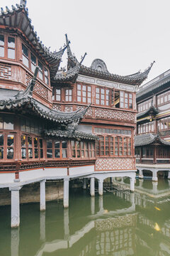 上海豫園水邊中式傳統(tǒng)建筑