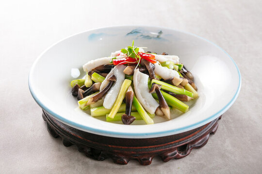 雞樅菌炒墨魚片