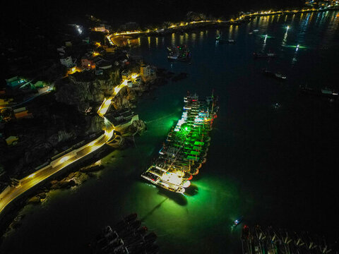 海島漁船海港夜景