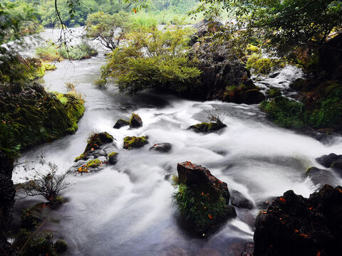 銀鏈墜潭瀑布慢速水流