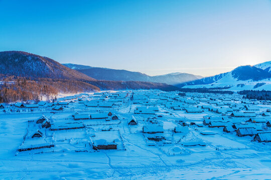 新疆禾木的村莊和山林和雪景