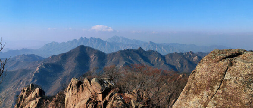 層次分明的群山