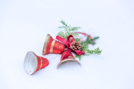 圣誕節(jié)雪地里的紅色鈴鐺