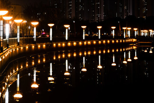 湖畔燈景