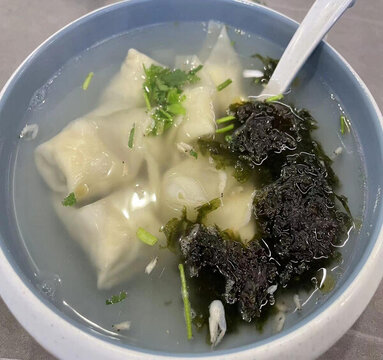 清淡的餛飩湯