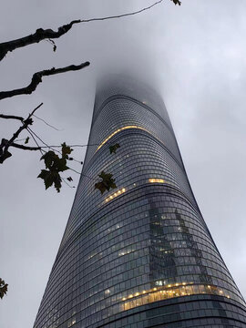 陰天高聳入云的高層建筑