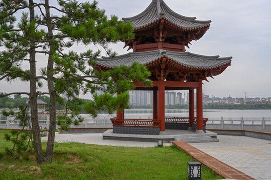 中國開封西湖紅色古亭石欄棧道