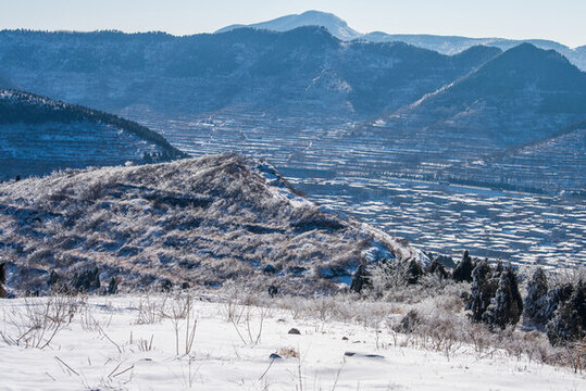 航拍雪后的濟(jì)南礦村8