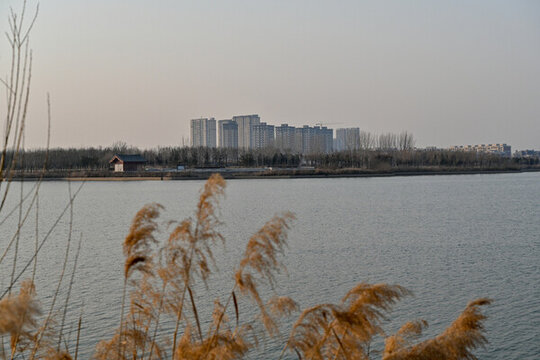 中國開封汴西湖彩虹橋日落夕陽