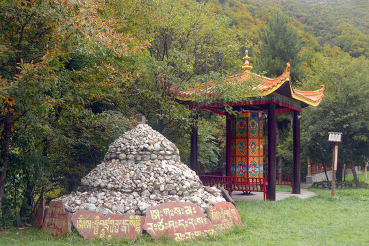 羊茸哈德八寶轉(zhuǎn)經(jīng)亭瑪尼堆