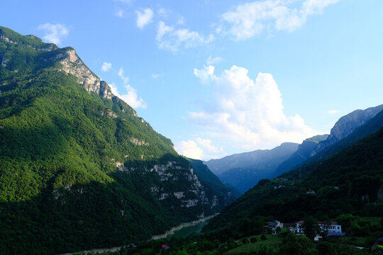湖北宜昌長(zhǎng)陽(yáng)清江畫(huà)廊自然風(fēng)光
