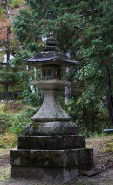 小神社前的石燈