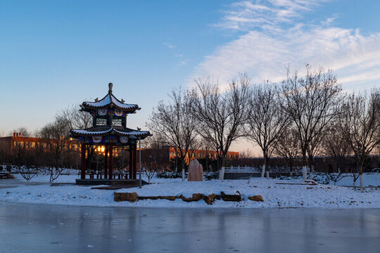 冬季白雪皚皚下的亭子