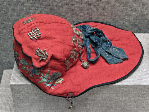 浙江畬族刺繡鑲銀童帽