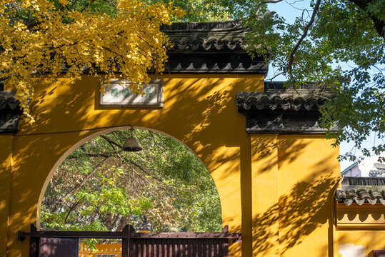 寺廟黃色馬頭墻