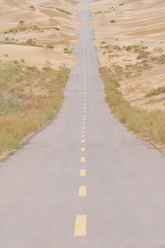 内蒙古阿拉善盟沙漠中的公路
