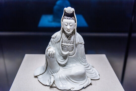 清乾隆唐英敬制款白釉觀音