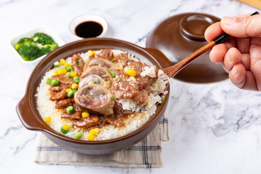 牛肉拼臘鴨煲仔飯