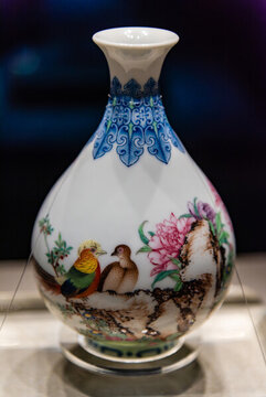 清代琺瑯彩芍藥雉雞圖玉壺春瓶