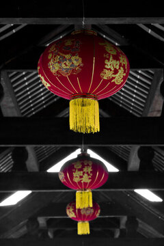 中式古建筑屋檐下的紅燈籠