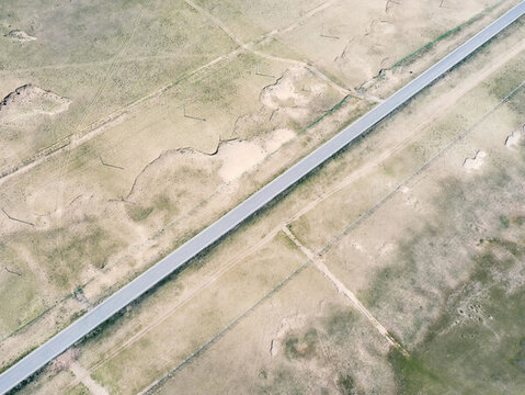 青海共和縣航拍荒野中的公路