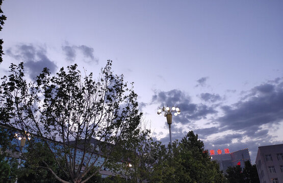 傍晚陰天