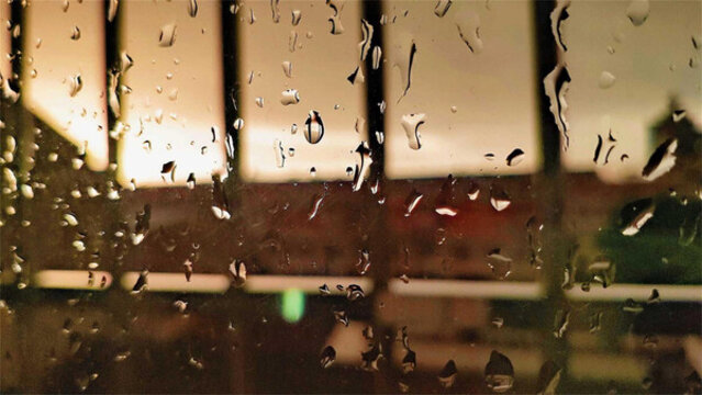 玻璃上的雨滴