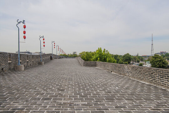 山海關(guān)的古城樓與建筑與樹木