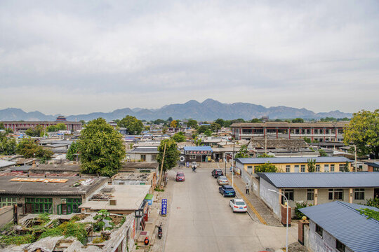 俯瞰山海關古城建筑群與山峰