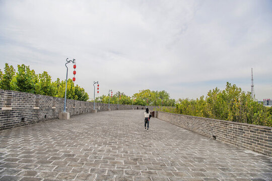 山海關(guān)的古城樓與兩側(cè)的樹木