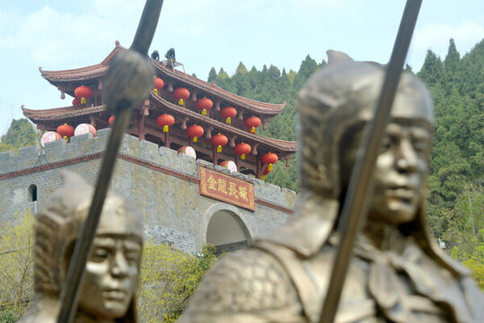 成都洛帶長城城樓及衛(wèi)兵雕塑