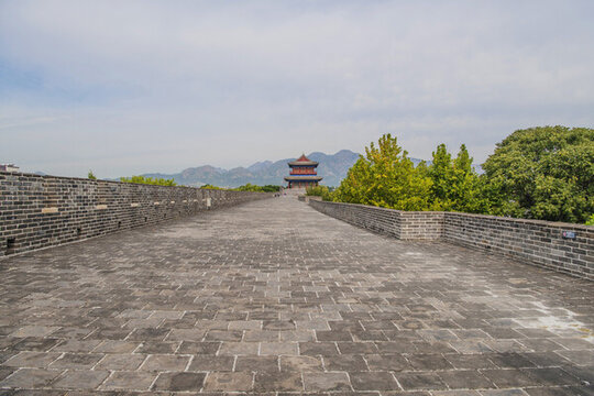 天下第一關(guān)古城樓迎恩樓樹木