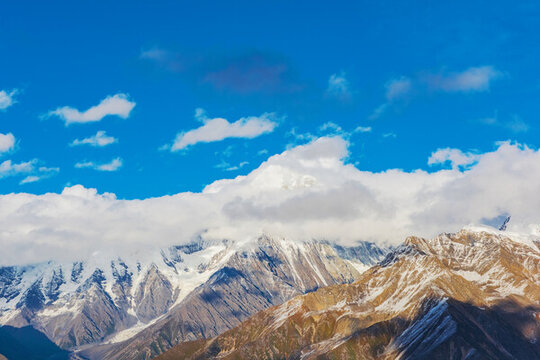 中國西藏格聶神山和云海美景