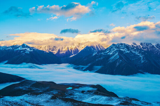 中國西藏格聶神山和云海美景