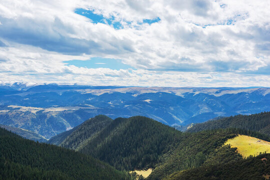 川西山區(qū)秋天的山脈森林美景