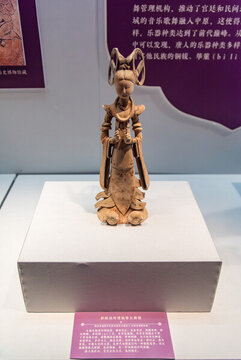 唐代彩繪雙環(huán)望仙髻女舞俑